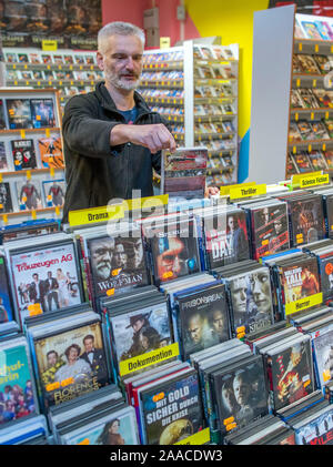 Parchim, Deutschland. 13 Nov, 2019. Video und Film Experte Maik Micheel Art Filme in einem der Regale der Shop von Video Aktuell. Einer der letzten Video Stores in Mecklenburg-Vorpommern Vorpommern seine Türen schließt nach 29 Jahren vor Weihnachten. 1991 eröffnet, die Vermietung Service für Filme, Musik oder Computerspiele angeboten 3000 VHS-Kassetten und 4.000 DVD oder Blue Ray-Titel auf seiner Hochzeit. Von 9000 Deutschlands Videotheken, es gibt weniger als 400 Heute, nach der Vereinigung für Video und Media Einzelhändler. Credit: Jens Büttner/dpa-Zentralbild/ZB/dpa/Alamy leben Nachrichten Stockfoto