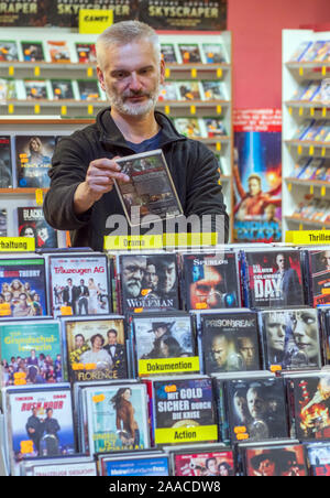 Parchim, Deutschland. 13 Nov, 2019. Video und Film Experte Maik Micheel Art Filme in einem der Regale der Shop von Video Aktuell. Einer der letzten Video Stores in Mecklenburg-Vorpommern Vorpommern seine Türen schließt nach 29 Jahren vor Weihnachten. 1991 eröffnet, die Vermietung Service für Filme, Musik oder Computerspiele angeboten 3000 VHS-Kassetten und 4.000 DVD oder Blue Ray-Titel auf seiner Hochzeit. Von 9000 Deutschlands Videotheken, es gibt weniger als 400 Heute, nach der Vereinigung für Video und Media Einzelhändler. Credit: Jens Büttner/dpa-Zentralbild/ZB/dpa/Alamy leben Nachrichten Stockfoto