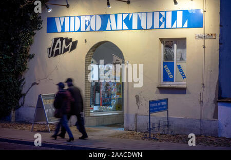 Parchim, Deutschland. 13 Nov, 2019. Am Abend Kunden an den Shop in Video Aktuell gehen. Einer der letzten Video Stores in Mecklenburg-Vorpommern Vorpommern seine Türen schließt nach 29 Jahren vor Weihnachten. 1991 eröffnet, die Vermietung Service für Filme, Musik oder Computerspiele angeboten 3000 VHS-Kassetten und 4.000 DVD oder Blue Ray-Titel auf seiner Hochzeit. Von 9000 Deutschlands Videotheken, es gibt weniger als 400 Heute, nach der Vereinigung für Video und Media Einzelhändler. Credit: Jens Büttner/dpa-Zentralbild/ZB/dpa/Alamy leben Nachrichten Stockfoto