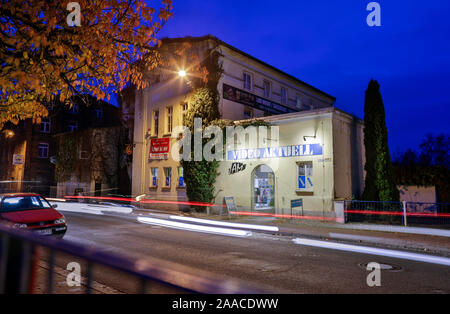 Parchim, Deutschland. 13 Nov, 2019. Autos fahren vorbei an der Video-Aktuell-store am Abend. Einer der letzten Video Stores in Mecklenburg-Vorpommern Vorpommern seine Türen schließt nach 29 Jahren vor Weihnachten. 1991 eröffnet, die Vermietung Service für Filme, Musik oder Computerspiele angeboten 3000 VHS-Kassetten und 4.000 DVD oder Blue Ray-Titel auf seiner Hochzeit. Von 9000 Deutschlands Videotheken, es gibt weniger als 400 Heute, nach der Vereinigung für Video und Media Einzelhändler. Credit: Jens Büttner/dpa-Zentralbild/ZB/dpa/Alamy leben Nachrichten Stockfoto