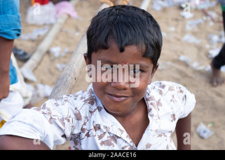 Porträt eines Jungen an der Kamera in Tiruchirappalli, Tamil Nadu, Indien Stockfoto