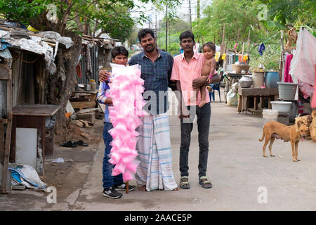 Zuckerwatte Verkäufer in einer Seitenstraße von Tiruchirappalli, Tamil Nadul, Indien. Stockfoto