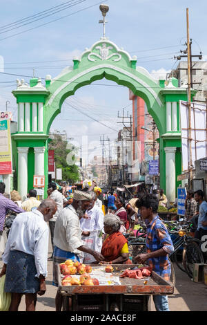 Eingangstor zu Gandhi Markt in Tiruchirappalli, Tamil Nadu, Indien. Stockfoto