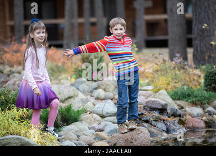 Kinder Spaziergang in der Natur. Sieben Jahre alten Jungen und Mädchen in den Park. Stockfoto