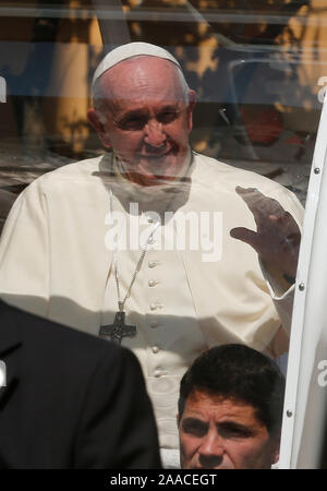 Papst Franziskus Welle zu Gast bei seinem Besuch zu den Patienten des St. Louis Hospital in Bangkok. Der Papst begann seine 4 Tage Besuch in das Reich mit dem Thailändischen christliche Gemeinschaft zu erfüllen. Stockfoto