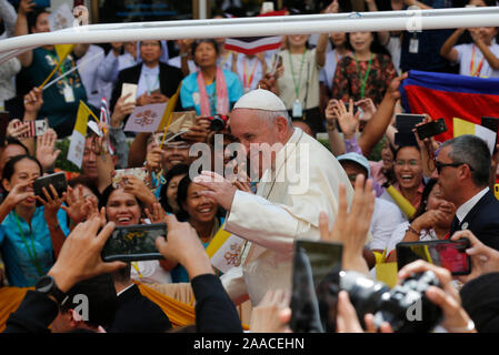 Papst Franziskus Welle zu Gast bei seinem Besuch zu den Patienten des St. Louis Hospital in Bangkok. Der Papst begann seine 4 Tage Besuch in das Reich mit dem Thailändischen christliche Gemeinschaft zu erfüllen. Stockfoto