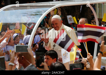 Papst Franziskus Welle zu Gast bei seinem Besuch zu den Patienten des St. Louis Hospital in Bangkok. Der Papst begann seine 4 Tage Besuch in das Reich mit dem Thailändischen christliche Gemeinschaft zu erfüllen. Stockfoto