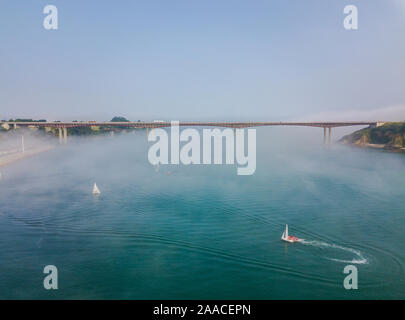 Luftaufnahme auf dos Santos Brücke bei Nebel und die Bucht. In der Nähe von Ribadeo im Norden Spaniens Stockfoto