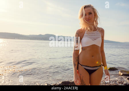 Porträt der schönen jungen Frau im Bikini am Strand Stockfoto