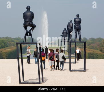 Der KUNSTSTOFF KÜNSTLERS XAVIER VEILHAN SUCCESSFULLLY ÜBERWAND DIE HERAUSFORDERUNG DER VERSCHMELZUNG MIT DER ARCHITEKTUR VON VERSAILLES, IN EINE BEREDTE DIALOG Stockfoto