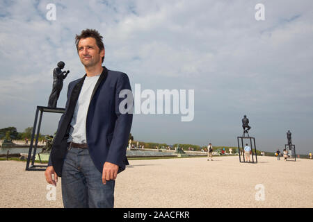 Der KUNSTSTOFF KÜNSTLERS XAVIER VEILHAN SUCCESSFULLLY ÜBERWAND DIE HERAUSFORDERUNG DER VERSCHMELZUNG MIT DER ARCHITEKTUR VON VERSAILLES, IN EINE BEREDTE DIALOG Stockfoto