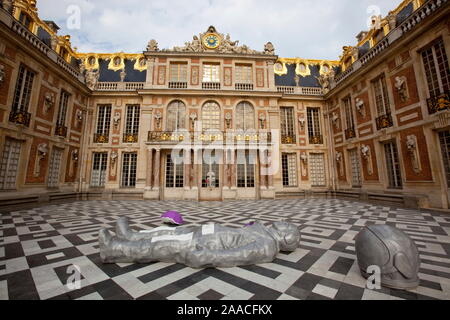 Der KUNSTSTOFF KÜNSTLERS XAVIER VEILHAN SUCCESSFULLLY ÜBERWAND DIE HERAUSFORDERUNG DER VERSCHMELZUNG MIT DER ARCHITEKTUR VON VERSAILLES, IN EINE BEREDTE DIALOG Stockfoto