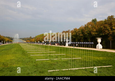 Der KUNSTSTOFF KÜNSTLERS XAVIER VEILHAN SUCCESSFULLLY ÜBERWAND DIE HERAUSFORDERUNG DER VERSCHMELZUNG MIT DER ARCHITEKTUR VON VERSAILLES, IN EINE BEREDTE DIALOG Stockfoto