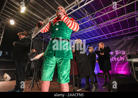 Winterfest beschreibt sich selbst als Weihnachten in Technicolor! Dies ist das erste Mal das Winterfest in Wembley gehalten worden ist, und er verwandelt, einige der Orte rund um das Wembley Stadion in einer immersiven technicolor Spielplatz. Es gibt 11 Licht- und Klanginstallationen, einzigartigen Kunstwerken rund um den Bereich punktiert. Es ist bis zum 5. Januar 2020 geöffnet und ist kostenlos. Stockfoto