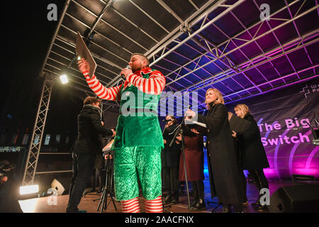 Winterfest beschreibt sich selbst als Weihnachten in Technicolor! Dies ist das erste Mal das Winterfest in Wembley gehalten worden ist, und er verwandelt, einige der Orte rund um das Wembley Stadion in einer immersiven technicolor Spielplatz. Es gibt 11 Licht- und Klanginstallationen, einzigartigen Kunstwerken rund um den Bereich punktiert. Es ist bis zum 5. Januar 2020 geöffnet und ist kostenlos. Stockfoto