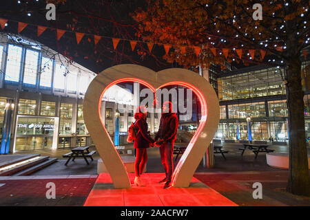 Winterfest beschreibt sich selbst als Weihnachten in Technicolor! Dies ist das erste Mal das Winterfest in Wembley gehalten worden ist, und er verwandelt, einige der Orte rund um das Wembley Stadion in einer immersiven technicolor Spielplatz. Es gibt 11 Licht- und Klanginstallationen, einzigartigen Kunstwerken rund um den Bereich punktiert. Es ist bis zum 5. Januar 2020 geöffnet und ist kostenlos. Stockfoto