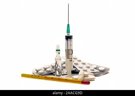 Gruppe medizinische Drogen, Pillen, Spritzen, Impfstoff, Rohr und Analoges Thermometer auf weißem Hintergrund. Stockfoto