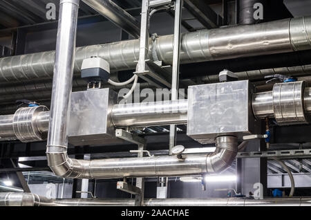 Rohrleitungen und andere Gebäude, die Dienstleistungen, die in einem industriellen Gebäude Stockfoto