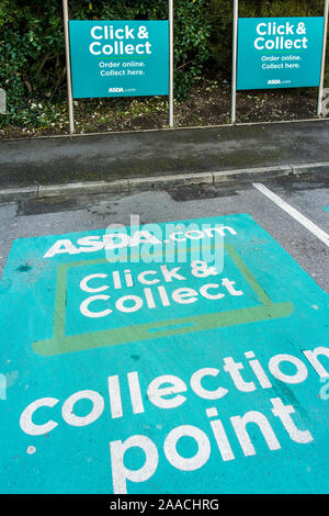 Anzeichen für Klicken und Sammeln Service auf dem Parkplatz eines Supermarktes ASDA. Stockfoto