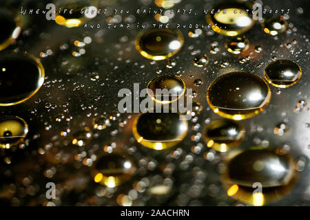 Text Zitat über Regentage in goldenen Öl Blasen Makro Hintergrund mit Bokeh 50 Megapixel Drucke Stockfoto