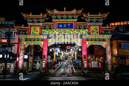 Incheon Korea, 7. Oktober 2019: Incheon Chinatown Eingang mit traditionellen chinesischen Tor in der Nacht in Incheon Südkorea beleuchtet Stockfoto