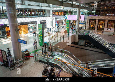 Incheon Korea, 8. Oktober 2019: Incheon International Airport terminal Innenansicht mit Duty Free Bereich und luxuriöse Geschäfte in Seoul, Südkorea Stockfoto