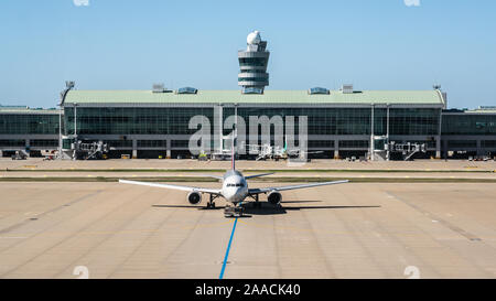 Incheon Korea, 8. Oktober 2019: Von Vorne: ein Flugzeug am internationalen Flughafen Incheon mit Terminal und Tower View in Seoul, Südkorea Stockfoto