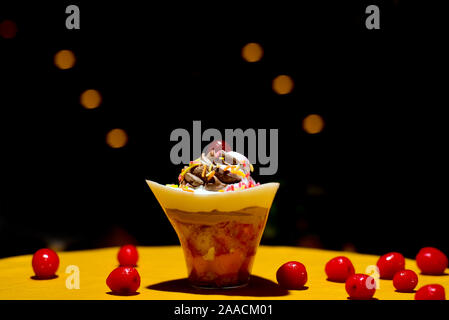 Schöne Cupcake mit roter Kirsche Stockfoto