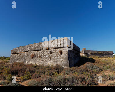 Eine alte ruiniert und Fort liegen auf dem Land hinter dem Strand auf der Ilha da Culatra auf Portugals Algarve Küste aufgegeben. Stockfoto