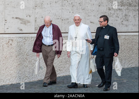 Papst Franziskus kommt am Morgen der Bischofssynode über Amazonien in der Synodenaula im Vatikan zu führen. Mit: Papst Franziskus Wo: Vatikanstadt, der Heilige Stuhl, wenn: 21 Okt 2019 Credit: IPA/WENN.com ** Nur für die Veröffentlichung in Großbritannien, den USA, Deutschland, Österreich ** verfügbar Stockfoto