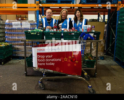 (Nach rechts) FareShare Chief Executive Lindsay Boswell, Emma Izer, Hauptgeschäftsführer der Trussell Vertrauen und Tesco Direktor Christine Heffernan beim Starten der tesco Essen Sammlung am FareShare regionales Zentrum in Deptford, London. PA-Foto. Bild Datum: Donnerstag, November 21, 2019. Shopper sind aufgerufen sind, Menschen in Not zu Weihnachten zu helfen durch Spenden long-life Food Store die Arbeit der Trussell Vertrauen und FareShare zu unterstützen. Essen von Tesco Kunden spendete, FareShare ist zur Nächstenliebe und Gemeinschaft Gruppen, die Sie Mahlzeiten für bedürftige Gruppen zur Verfügung zu stellen verteilt Stockfoto