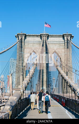 New York, New York State, Vereinigten Staaten von Amerika. Fuß in Richtung Manhattan auf der Brooklyn Bridge. Stockfoto