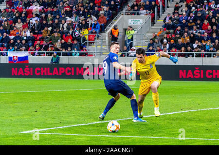 Trnava, Slowakei. 19. November 2019. Robert Bozenik (9) und Emil Balayev (12) Während das EM-Qualifikationsspiel der 2020 zwischen der Slowakei und Aserbaidschan. Stockfoto