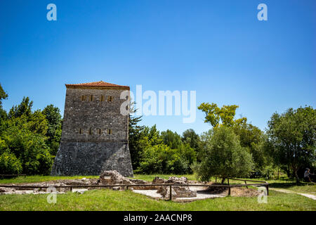 Schöne Ruinen der venezianischen Turm in Butrint Park, im südlichen Albanien, sonnigen klaren Himmel Frühling Stockfoto