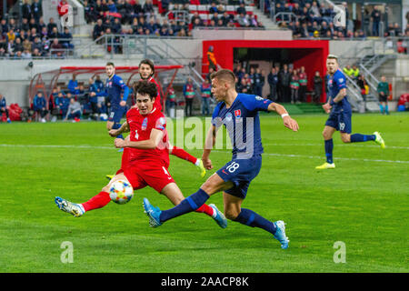 Trnava, Slowakei. 19. November 2019. Samuel Mráz (R) und Bahlul Mustafazade (L) während der EM-Qualifikationsspiel 2020 zwischen der Slowakei und Aserbaidschan. Stockfoto