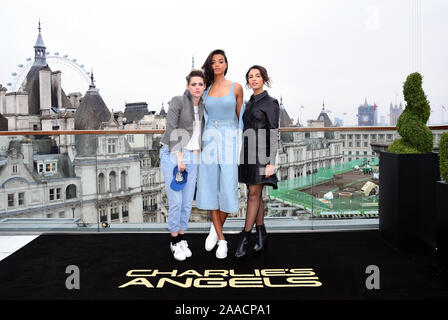 Kristen Stewart, Ella Balinska und Naomi Scott (nach rechts) während der drei Engel für Charlie Photocall im Corinthia Hotel, London. Stockfoto