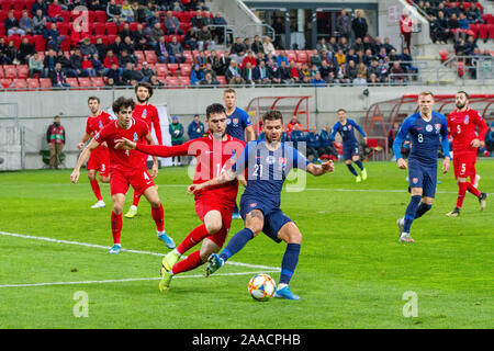 Trnava, Slowakei. 19. November 2019. Michal Duris (21) und Abbas Huseynov (16) Während der EM-Qualifikationsspiel 2020 zwischen der Slowakei und Aserbaidschan. Stockfoto