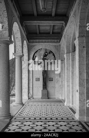 Kruzifix in der Vorhalle der Klosterkirche der Erzabtei Beuron St. Martin im Oberen Donautal, Baden-Württemberg, Deutschland. Stockfoto