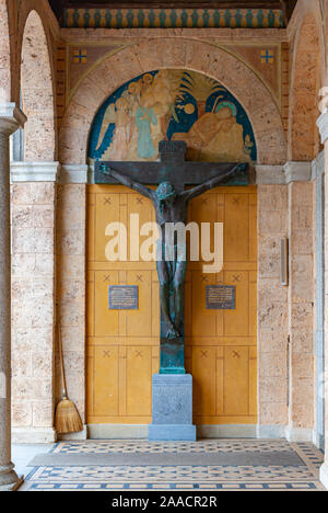 Kruzifix in der Vorhalle der Klosterkirche der Erzabtei Beuron St. Martin im Oberen Donautal, Baden-Württemberg, Deutschland. Stockfoto