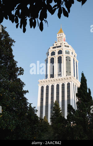 BATUMI, Georgien - 19. November 2019: Sheraton Casino und Hotel. Ansicht von unten Clock Tower. 5 Sterne. Blauen Himmel im Hintergrund. Stockfoto