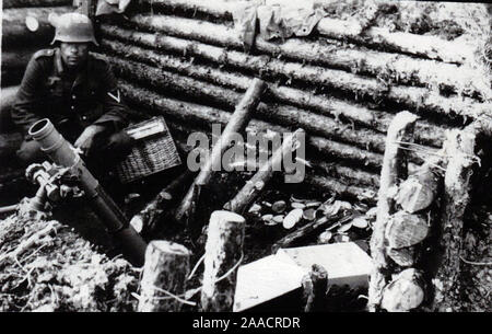 Deutscher Soldat in einem Graben mit einem 8 cm Mörser an der Russischen Front 1944. 2. Weltkrieg Privates Schwarzweiß-Foto eines ehemaligen deutschen Soldaten Stockfoto