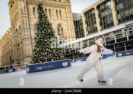 London, Großbritannien. Nov 2019 20. Der Schneemann Charakter Skates auf dem Natural History Museum Ice Rink in der Feier von zweiundzwanzig Jahren der Leistung auf. Stockfoto