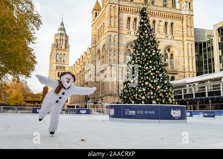 London, Großbritannien. Nov 2019 20. Der Schneemann Charakter Skates auf dem Natural History Museum Ice Rink in der Feier von zweiundzwanzig Jahren der Leistung auf. Stockfoto