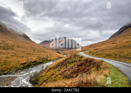 Remote Mountain Road in den schottischen Highlands Stockfoto