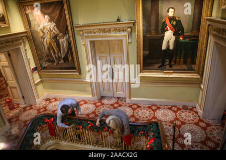 London, Großbritannien, 21. November 2019 Apsley House, berühmt als "bekannte Nummer 1, London", die historische Residenz der erste Herzog von Wellington, zum ersten Mal überhaupt wird offen bleiben, während der Weihnachtszeit bis zum 22. Dezember zu geben, eine Erfahrung der authentischen frühen viktorianischen Weihnachten, mit seiner atemberaubenden Interieur 'dedrückt" in einer Weise, die der erste Herzog vertraut gewesen wäre, sich selbst und die königliche Familie selbst. Mitarbeiter setzen die Weihnachtsdekorationen im Grand Staircase Paul Quezada-Neiman/Alamy leben Nachrichten Stockfoto