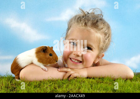 Mädchen mit Meerschweinchen, Deutschland/Maedchen mit Meerschweinchen, Deutschland/innen, Studio, Indoor, M‰dchen Stockfoto