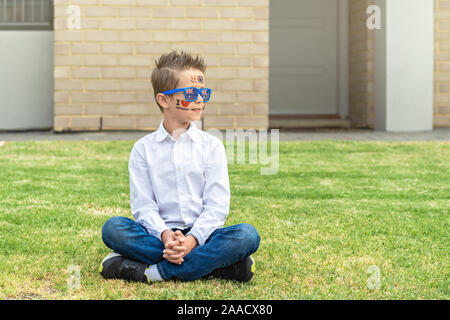 Portrait der australischen Jungen mit Flag Tattoo auf seinem Küken und Sonnenbrille. Australien Tag theme Stockfoto