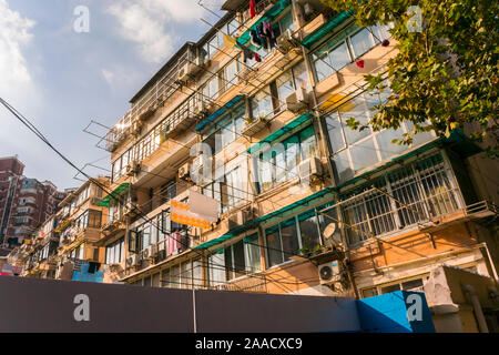 Shanghai, China, armen Wohngebieten, vor Store Fronten, Straßenszene in Stadtzentrum, Xin Tian Di, Stockfoto