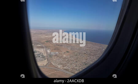 Blick auf die Stadt vom Fenster des Passenger Jet, close-up Stockfoto