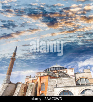 Die Hagia Sofia bei Sonnenuntergang in Istanbul, Türkei. Stockfoto